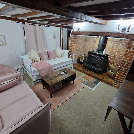 Two Bedroom Grade Ll Cottage At Az Luxury Stays Honey Horsefield With Wifi And Free Parking Hundon Exterior photo